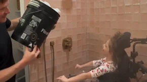 UNELI SU GOMILU SNEGA U KUĆU! A razlog je rasplakao sve roditelje na internetu (VIDEO)