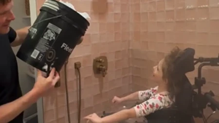 UNELI SU GOMILU SNEGA U KUĆU! A razlog je rasplakao sve roditelje na internetu (VIDEO)