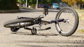 SUDAR KOD VALJEVA Biciklista bez kočenja udario u auto, pojavio se snimak