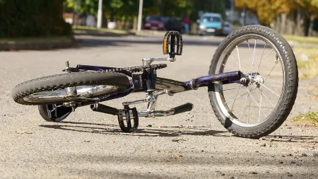 SUDAR KOD VALJEVA Biciklista bez kočenja udario u auto, pojavio se snimak