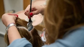 Ne treba vam ljubičasti šampon, ovo ubija žutilo momentalno: Kako napraviti preliv kod kuće i rešiti se muka sa lošom bojom na kosi