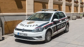 TRI OSOBE POVREĐENE U UDESU Sudar dva vozila na putu Bratunac-Skelani