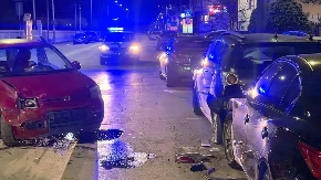 KARAMBOL U CENTRU ČAČKA Mladić „pandom“ oštetio više parkiranih vozila, srča svuda po putu