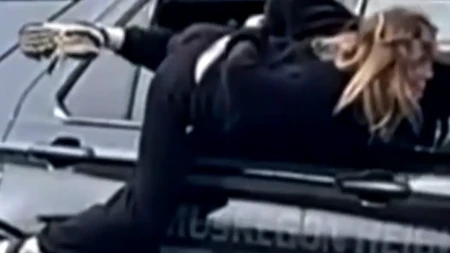 FILMSKO BEKSTVO IZ PATROLNOG AUTOMOBILA Žena sa lisicama se izmigoljila kroz prozorsko staklo - svi se pitaju kako joj je to uspelo (VIDEO)