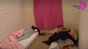 DOK STANIJA SPAVA PORED NJIH ASMIN I MAJA NEMAJU STIDA Durdžić se zavukao ispod jorgana, odmah mu je tražila jedno