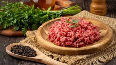 Istina koju kriju od kupaca: Evo šta zapravo ima u jeftinom mlevenom mesu, mnogi će se zgroziti