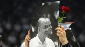 DUŠKO VUJOŠEVIĆ DOBIO MURAL PREKO CELE ZGRADE Navijači Partizana se na prelep način oprostili od legendarnog trenera