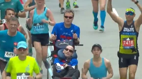 OTAC TRČAO MARATON GURAJUĆI SINA SA INVALIDITETOM - snimak je rasplakao ceo svet (VIDEO)