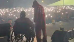 PEVAČ PRE ŠEST DANA UPUCAN Sada se na nastupu pojavio u invalidskim kolicima!