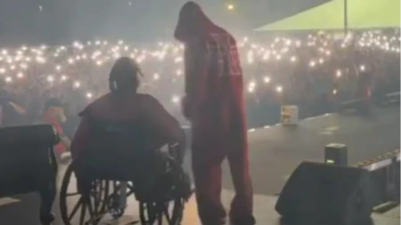 PEVAČ PRE ŠEST DANA UPUCAN Sada se na nastupu pojavio u invalidskim kolicima!