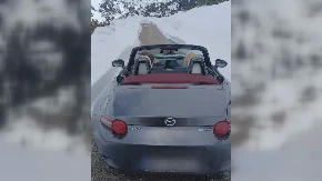 SNEG DO KUKA, KABRIOLET POKUŠAVA DA PROĐE Neverovatna scena sa Durmitora usred aprila! (FOTO)