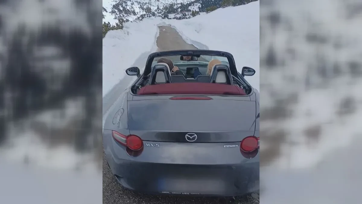 SNEG DO KUKA, KABRIOLET POKUŠAVA DA PROĐE Neverovatna scena sa Durmitora usred aprila! (FOTO/VIDEO)