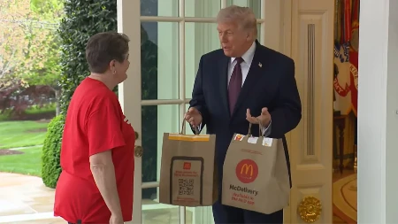 TRAMPU STIGLA DOSTAVA IZ MEKA U BELU KUĆU: Baki dostavljačici dao ogroman bakšiš (VIDEO)