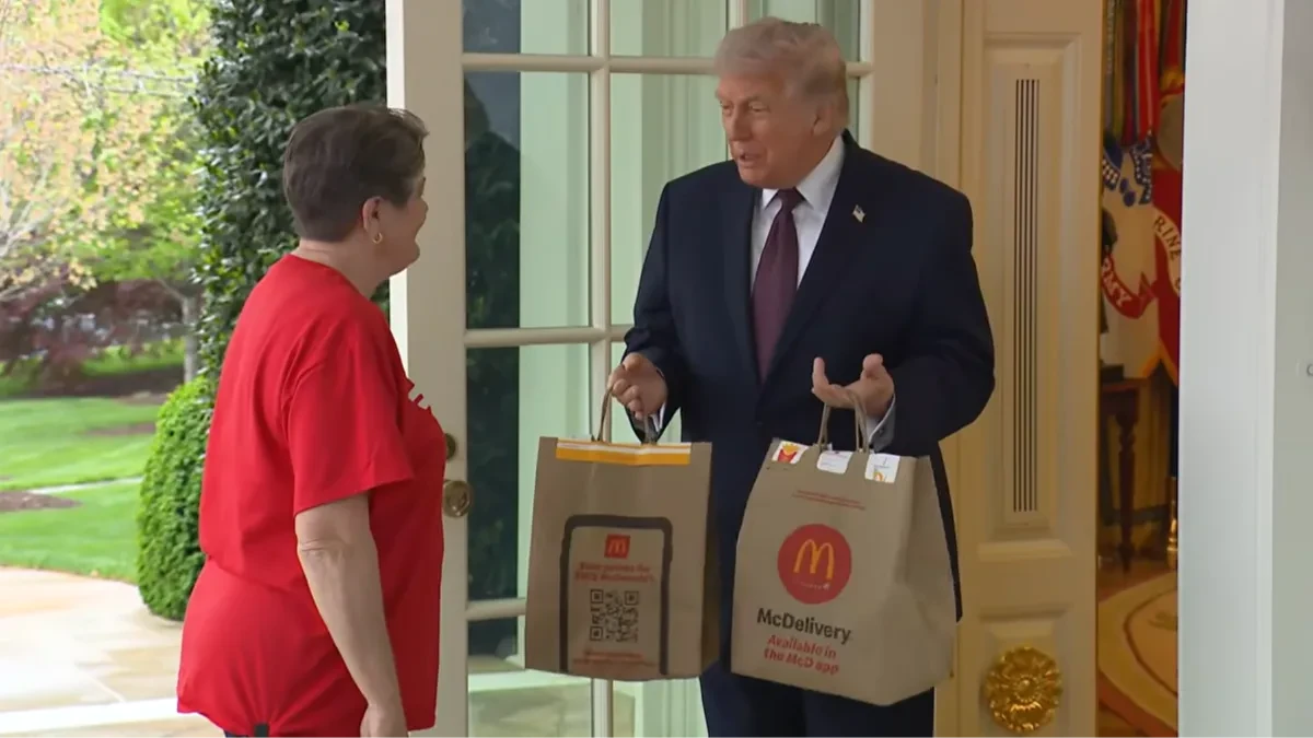 TRAMPU STIGLA DOSTAVA IZ MEKA U BELU KUĆU: Baki dostavljačici dao ogroman bakšiš (VIDEO)