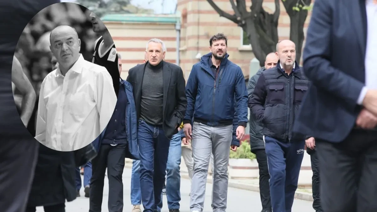 NJEGA NIKO NIJE OČEKIVAO NA SAHRANI DUŠKA VUJOŠEVIĆA Poznati pevač vidno utučen (FOTO) 