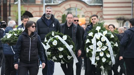 CRVENO-BELI SE OPRAŠTAJU OD DULETA Na sahrani Vujoševića Moka Slanić, Darko Miličić, bivši trener FK Crvena zvezda... (VIDEO)