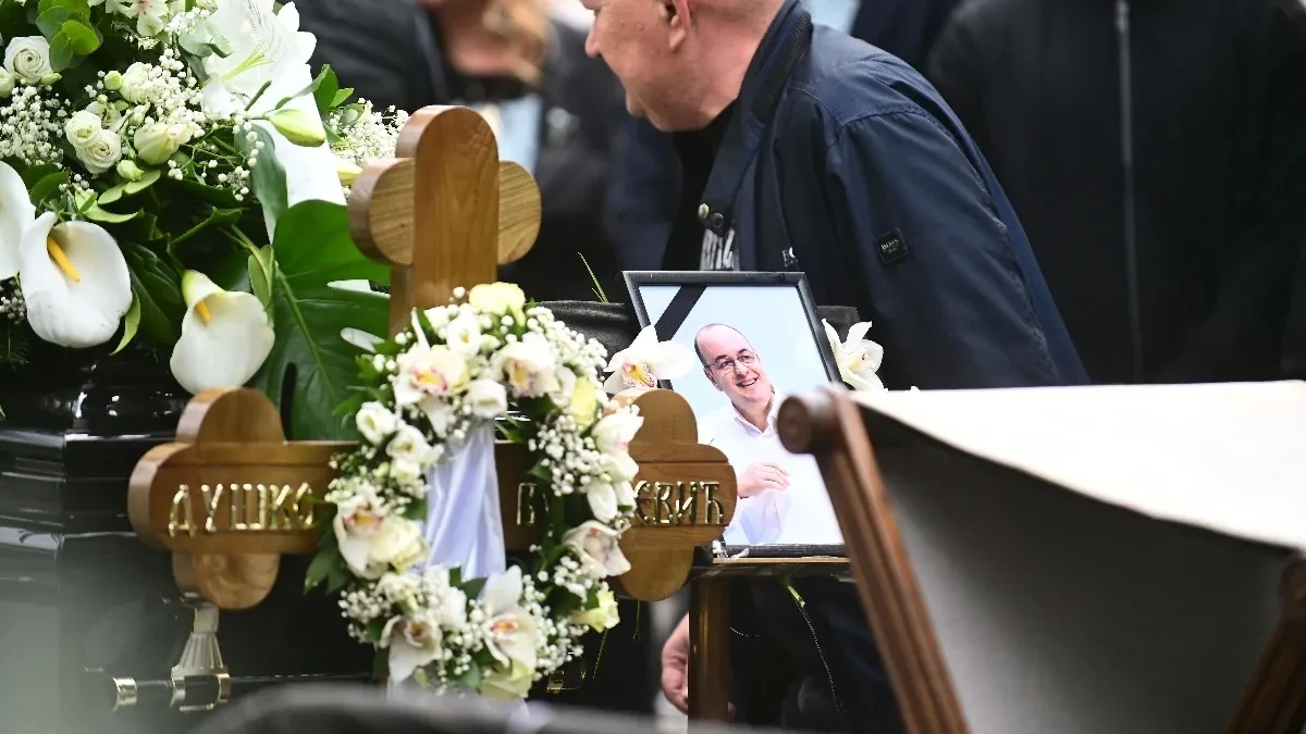 SUZE I PESMA NA ISPRAĆAJU LEGENDE Sahranjen košarkaški trener Duško Vujošević (VIDEO)