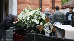 DIRLJIVA SCENA Navijači posebnom pesmom ispratili Duška Vujoševića na večni počinak (VIDEO)