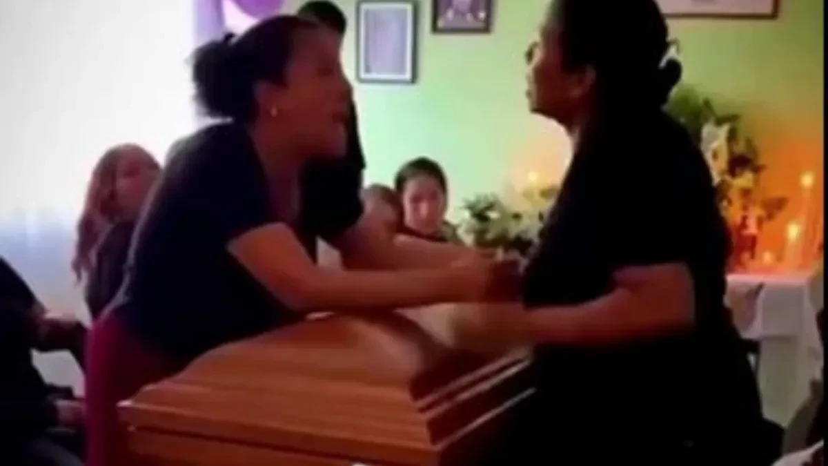 "Jako sam žalosna": Supruga saznala za prevaru na sahrani muža, pa se potukla s ljubavnicom