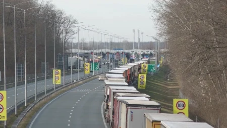 POČELA BLOKADA U CRNOJ GORI Granični prelazi krcati