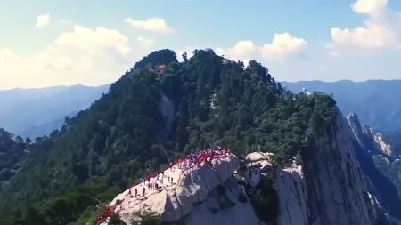 HOD IZNAD AMBISA LEDI KRV U ŽILAMA Pogledajte kako izgleda NAJOPASNIJI planinski put na svetu - zavrteće vam se u glavi