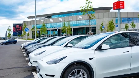 Niko ih ne želi - zašto 50.000 novih Tesla skuplja prašinu na parkinzima