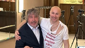 SOFRONIJEVIĆ OKUPIO ESTRADU Cepaju ga sa vrata, harmonikaš obezbedio majice, samo ih menja! (FOTO/VIDEO)