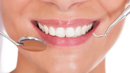 4 ZDRAVE NAMIRNICE OČAS POSLA IZBELJUJU ZUBE Stručnjaci ističu i da je jedna voćka blagotvorna za desni