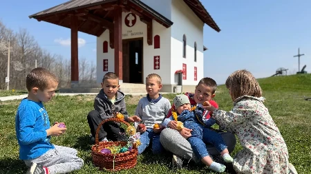 Prelepa slika iz srpskog sela: Mališani ispred crkve čuvaju stare običaje, građevina je mala ali puna vere i ljubavi (FOTO)