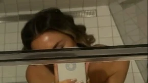 NAŠA PEVAČICA POTPUNO GOLA! Isplivala privatna fotografija!