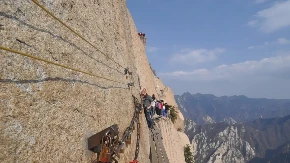 Ljudi čekaju satima zbog ove staze - široka samo 30 cm, važi za najopasniju na svetu