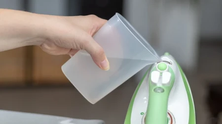 NIKADA NE RADITE OVO Ostavljanje vode u pegli na paru može skupo da vas košta