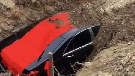 SAHRANJEN U MEČKI OD 140.000 EVRA Poslednja želja biznismena zaprepastila javnost (VIDEO)