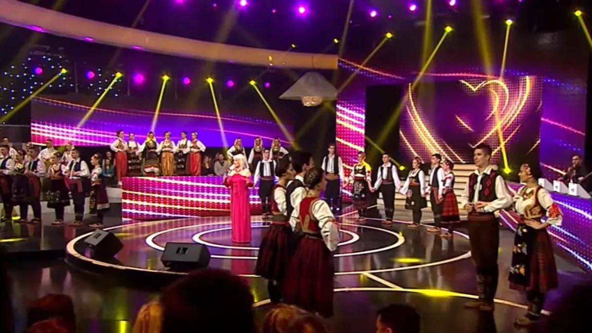 PEVAČICA SELA U KRILO OŽENJENOM, PA DOBILA ŠAMAR OD NJEGOVE ŽENE Šok scena na nastupu! 