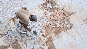 JEZIVO OTKRIĆE U KUĆI: Kad su radnici videli šta je ispod starog poda, SLEDILA IM SE KRV U ŽILAMA!