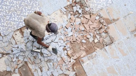 JEZIVO OTKRIĆE U KUĆI: Kad su radnici videli šta je ispod starog poda, SLEDILA IM SE KRV U ŽILAMA!