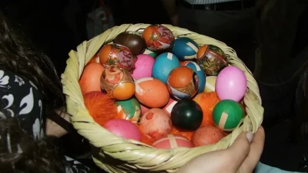 PREPOZNAJTE KAD SU ZRELA ZA BACANJE Evo koliko dugo nakon Vaskrsa možete da jedete jaja