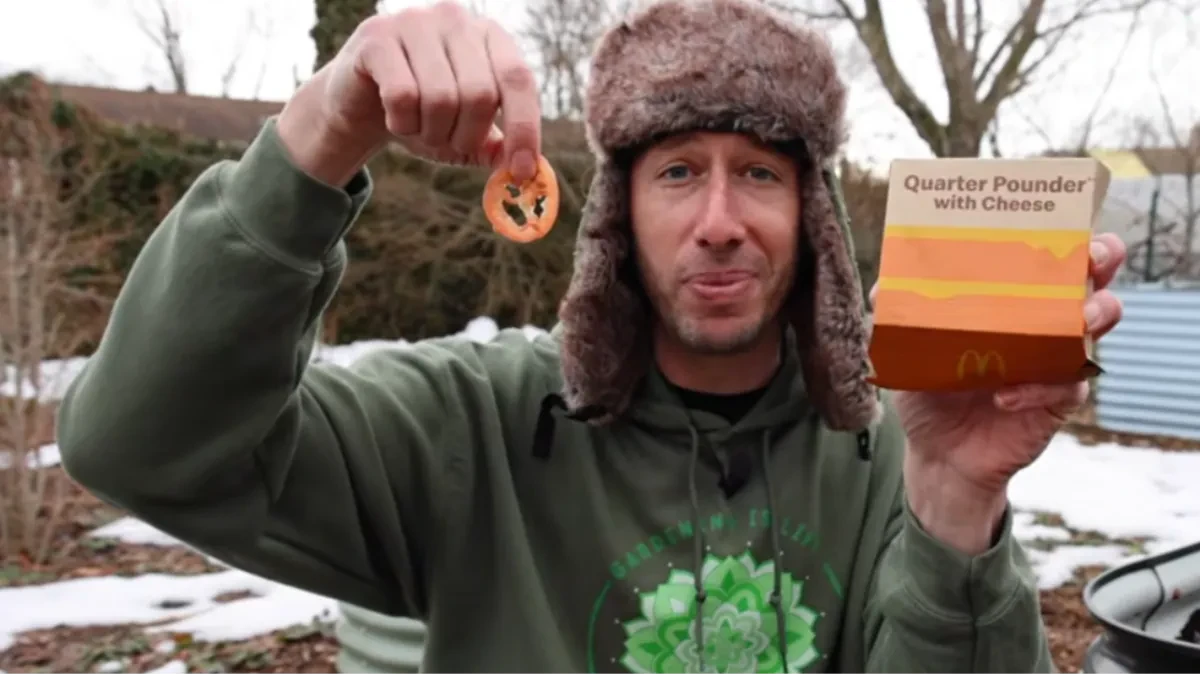 ZASADIO SEME PARADAJZA IZ ČIZBURGERA Posle tri meseca stigli su rezultati koji su ga ostavili u ŠOKU (VIDEO)