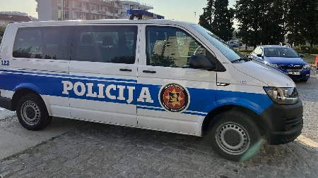 VOĐA KRIMINALNE GRUPE SE PREDAO POLICIJI Bio na poternici Interpola