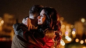 VELIKI POVRATAK PEVAČA ZA KOJIM SU LUDELE DEVOJKE Lukijan u strasnom zagrljaju atraktivne brinete (VIDEO)