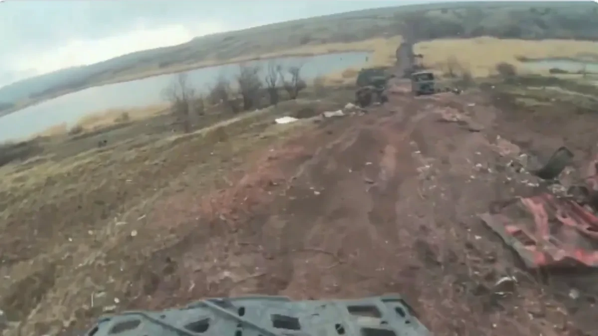 OVO JE "PUT SMRTI" KOD POKROVSKA! Tela svuda, vozila u plamenu – snimak ledi krv! (VIDEO)