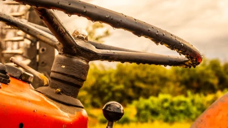 UŽAS NA JUGU SRBIJE Prevrnuo se traktor, jedna osoba podlegla teškim povredama