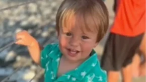 DEČAK (4) UBIO ROĐENOG BRATA (2) Roditelji ih ostavili same u kolima, malu pucao u njega pred sestrom