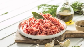 Deluje sveže, a nije - trikovi proizvođača mlevenog mesa koje kupci ne vide