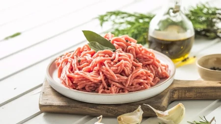 Deluje sveže, a nije - trikovi proizvođača mlevenog mesa koje kupci ne vide