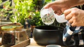 NALEPNICE VAS IZLUĐUJU? Jedan trik briše lepak za 30 sekundi – bez grebanja i hemije!