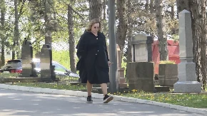 ANA BEKUTA SE NE ODVAJA OD SINA LJILJE I ČEDE Stigla je na sahranu pevačeve supruge