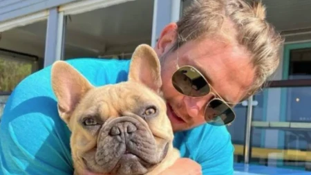 STOLAR BATALIO ZANAT KAD JE NJEGOV PAS POČEO DA ZARAĐUJE VIŠE OD NJEGA Buldog Ti-Džej postao prava internet senzacija, ljudi na mrežama ga OBOŽAVAJU (FOTO/VIDEO)