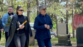 PARTNER SNEŽANE ĐURIŠIĆ STIGAO NA LJILJINU SAHRANU Niko nije očekivao da će doći, jedan detalj svima privukao pažnju