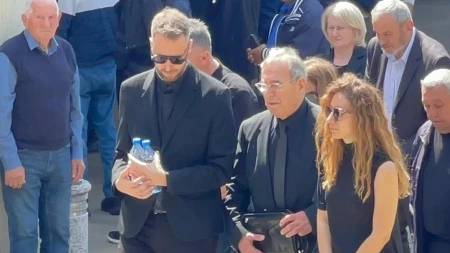 NAJTUŽNIJI PRIZOR NA LEŠĆU Čeda ispraća suprugu, jedva stoji na nogama, sin Marko se ne odvaja od oca